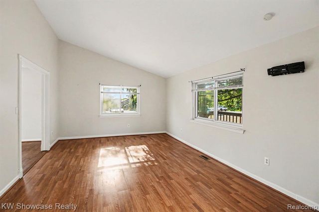 2331 Lakeside Drive, Highland, MI 48356