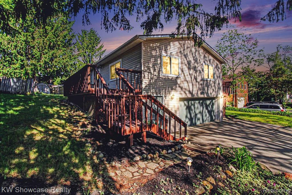 2331 Lakeside Drive, Highland, MI 48356