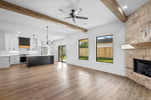 3851 Spencer Crossing Drive, Benton, AR 72019