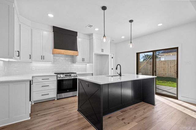 3851 Spencer Crossing Drive, Benton, AR 72019