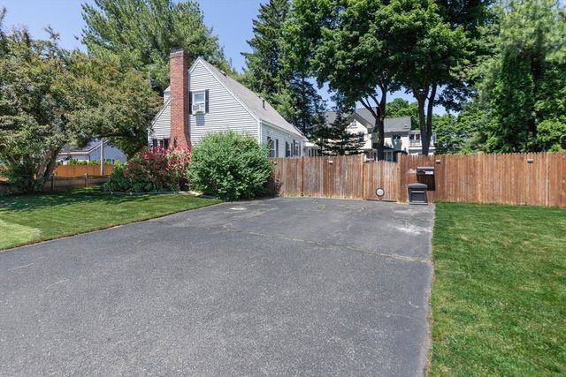 567 Cabot St, Beverly, MA 01915