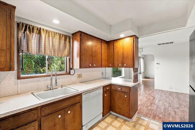 1020 Ratcliff Dr SE, Salem, OR 97302