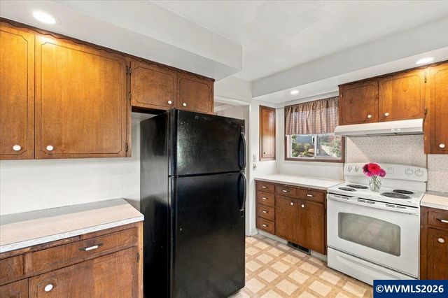 1020 Ratcliff Dr SE, Salem, OR 97302