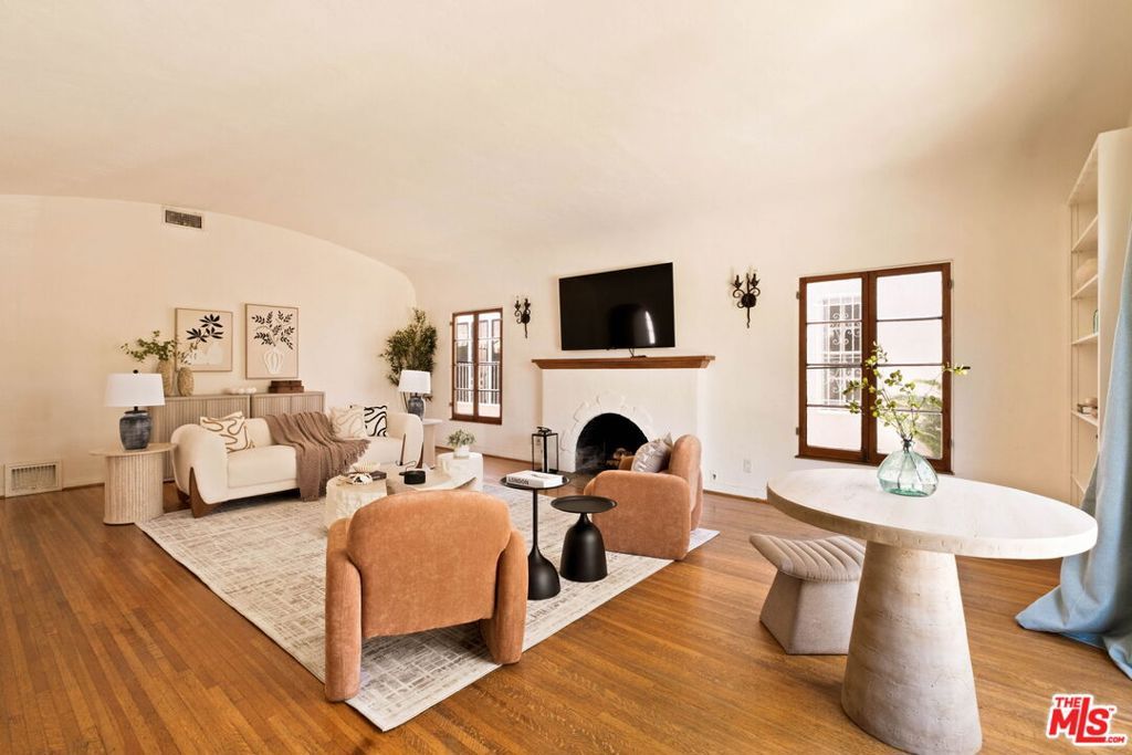 Image 10 of property listing at 132 N Orange Drive, Los Angeles, CA 90036