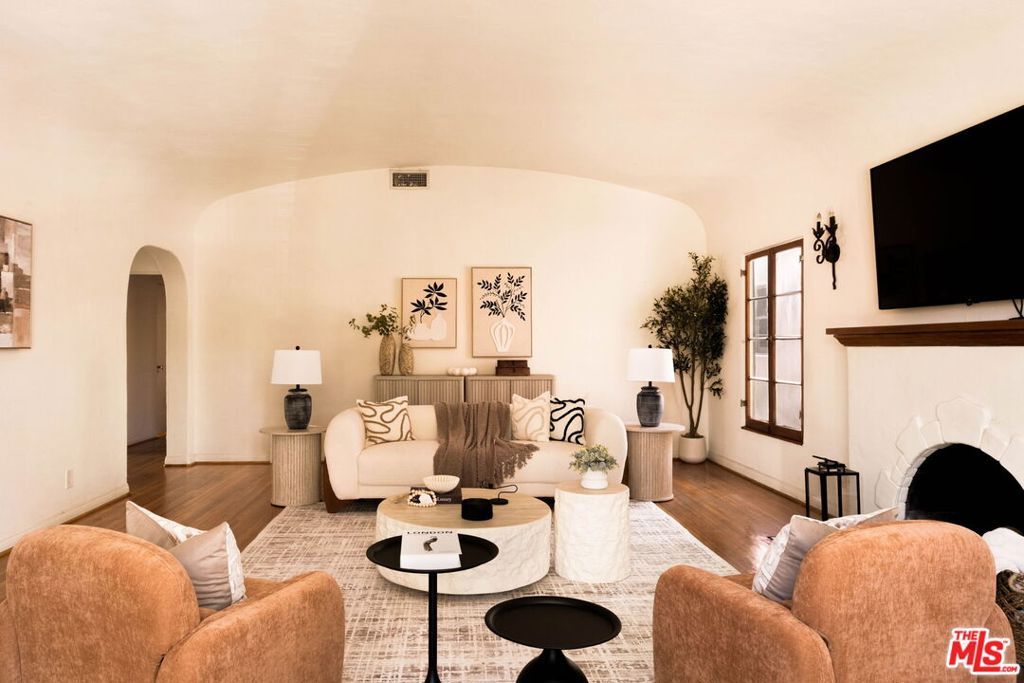 Image 11 of property listing at 132 N Orange Drive, Los Angeles, CA 90036