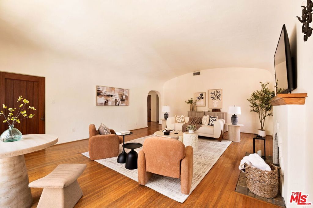 Image 12 of property listing at 132 N Orange Drive, Los Angeles, CA 90036