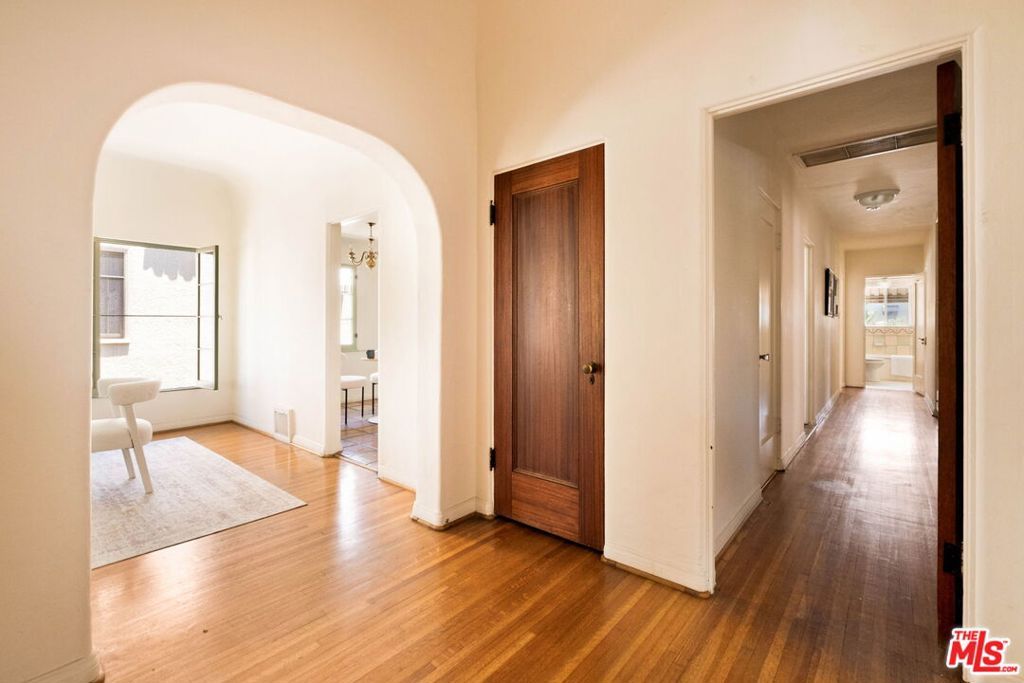 Image 13 of property listing at 132 N Orange Drive, Los Angeles, CA 90036