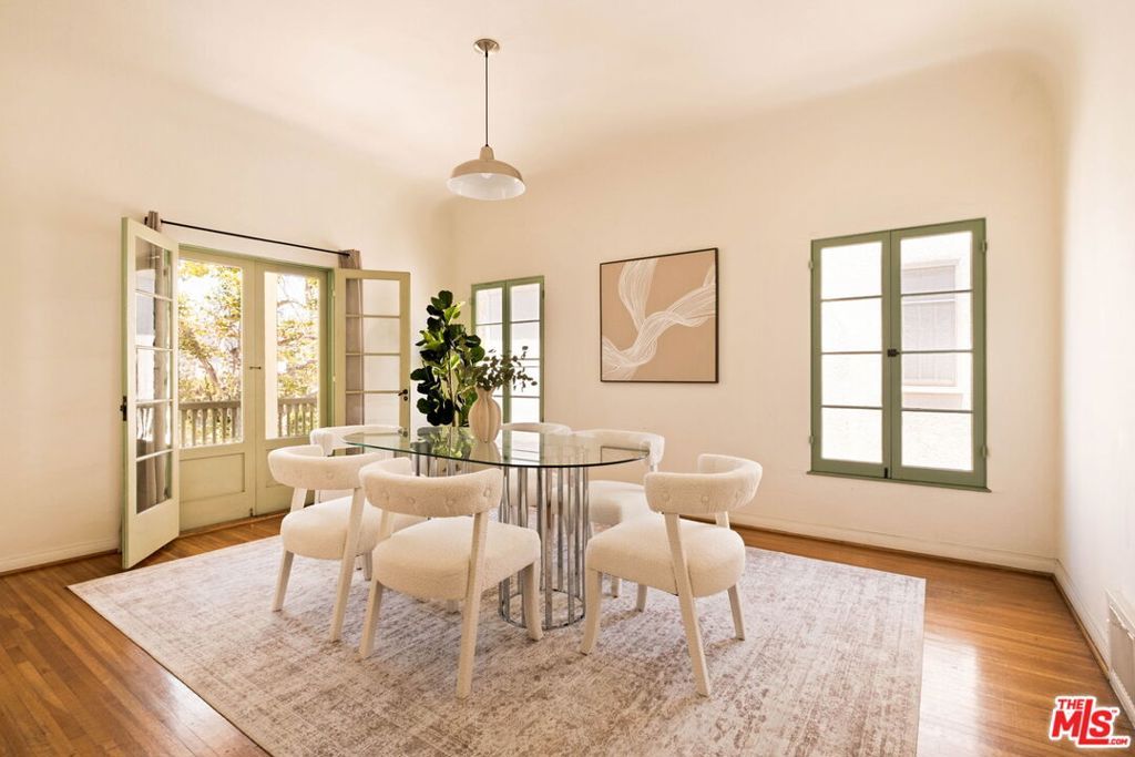 Image 14 of property listing at 132 N Orange Drive, Los Angeles, CA 90036