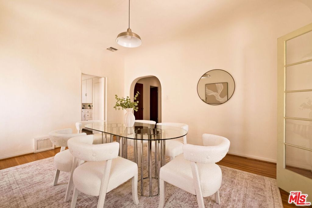 Image 15 of property listing at 132 N Orange Drive, Los Angeles, CA 90036