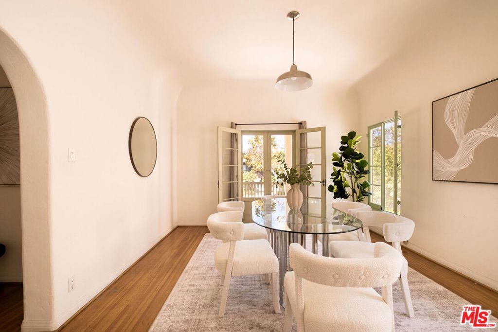 Image 16 of property listing at 132 N Orange Drive, Los Angeles, CA 90036