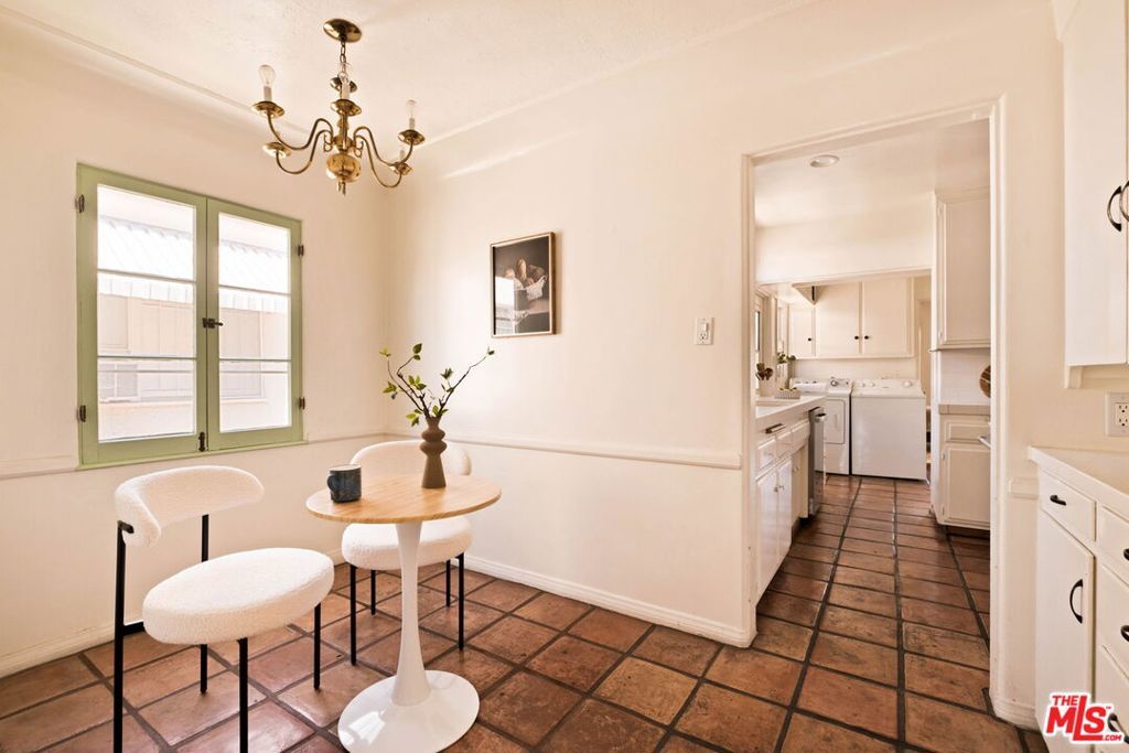 Image 17 of property listing at 132 N Orange Drive, Los Angeles, CA 90036