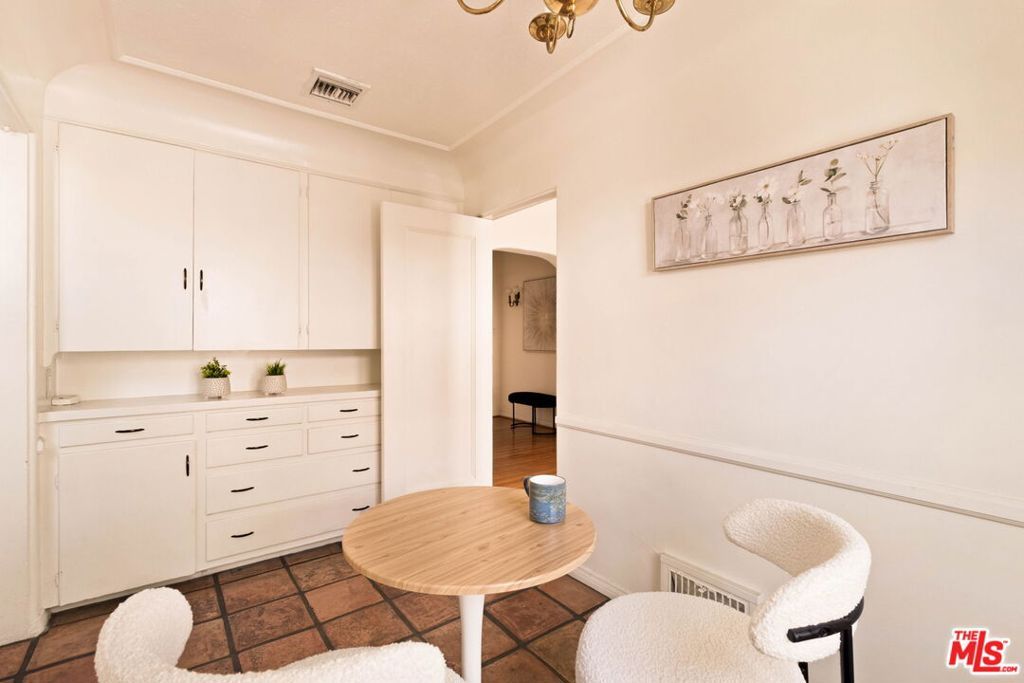 Image 18 of property listing at 132 N Orange Drive, Los Angeles, CA 90036