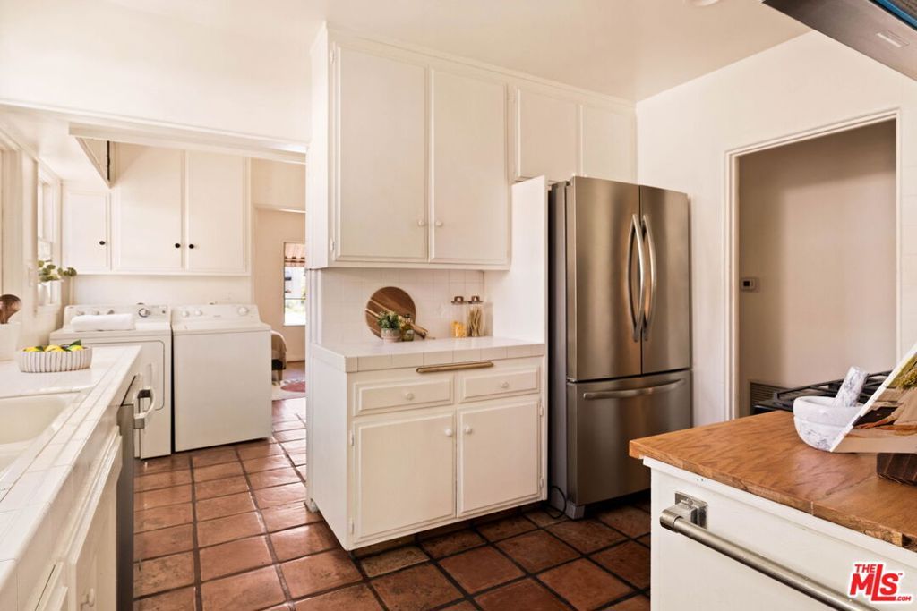 Image 20 of property listing at 132 N Orange Drive, Los Angeles, CA 90036
