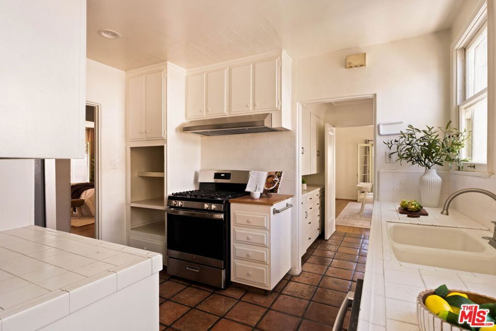 Image 21 of property listing at 132 N Orange Drive, Los Angeles, CA 90036