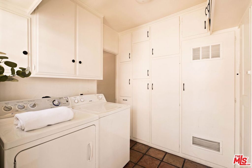 Image 22 of property listing at 132 N Orange Drive, Los Angeles, CA 90036