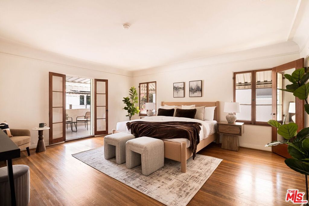 Image 24 of property listing at 132 N Orange Drive, Los Angeles, CA 90036