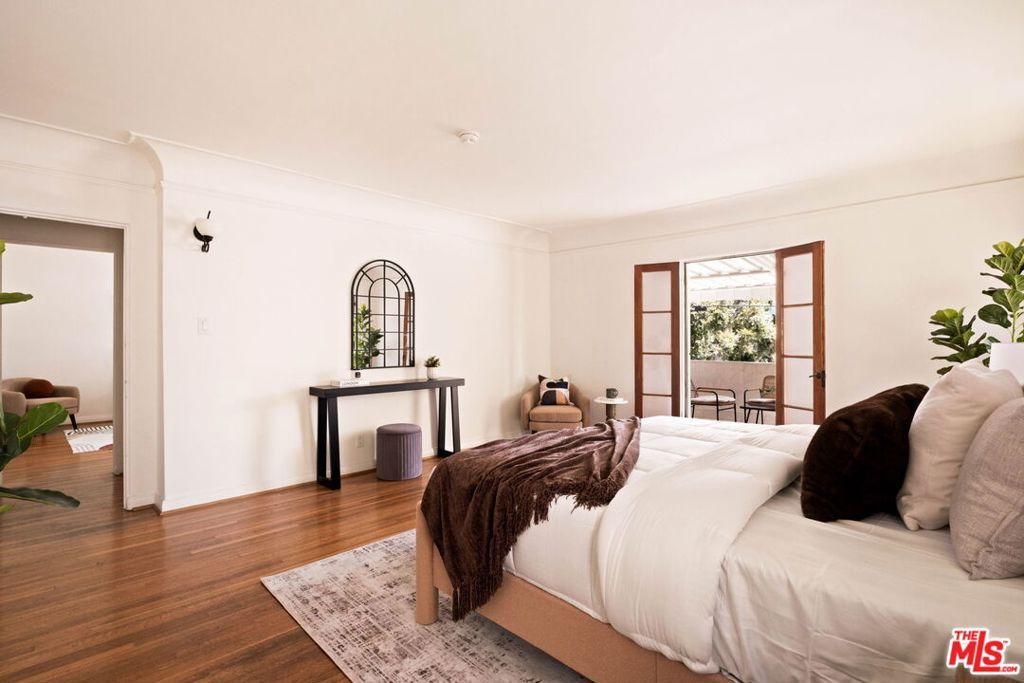 Image 25 of property listing at 132 N Orange Drive, Los Angeles, CA 90036