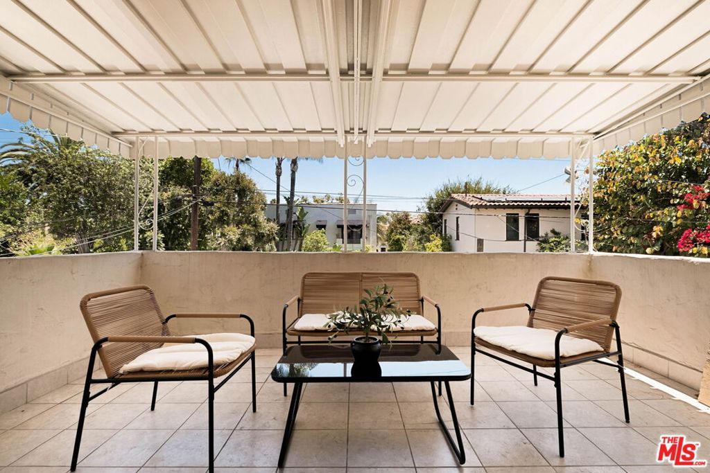 Image 26 of property listing at 132 N Orange Drive, Los Angeles, CA 90036