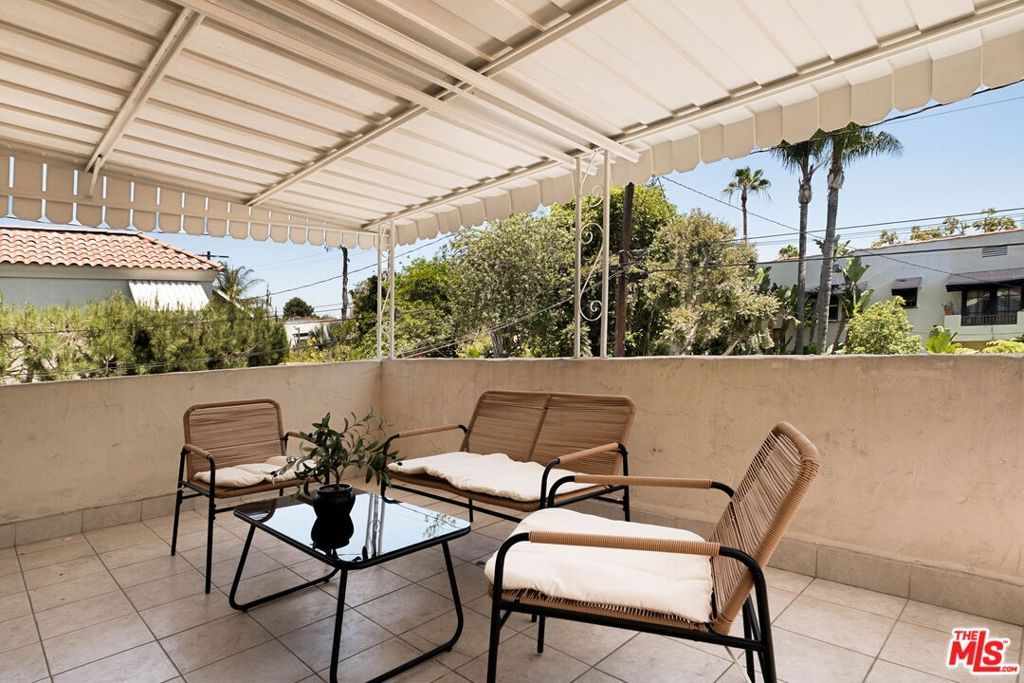 Image 27 of property listing at 132 N Orange Drive, Los Angeles, CA 90036