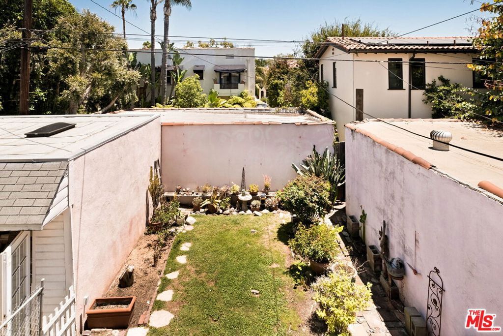 Image 28 of property listing at 132 N Orange Drive, Los Angeles, CA 90036
