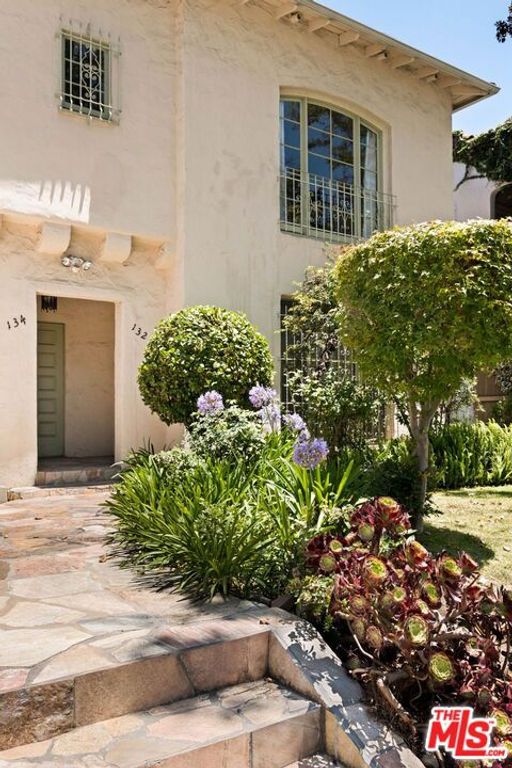 Image 3 of property listing at 132 N Orange Drive, Los Angeles, CA 90036