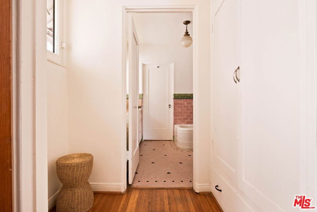 Image 30 of property listing at 132 N Orange Drive, Los Angeles, CA 90036