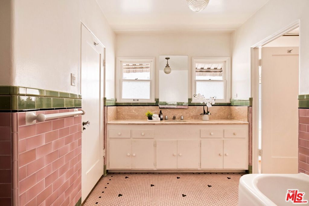 Image 31 of property listing at 132 N Orange Drive, Los Angeles, CA 90036