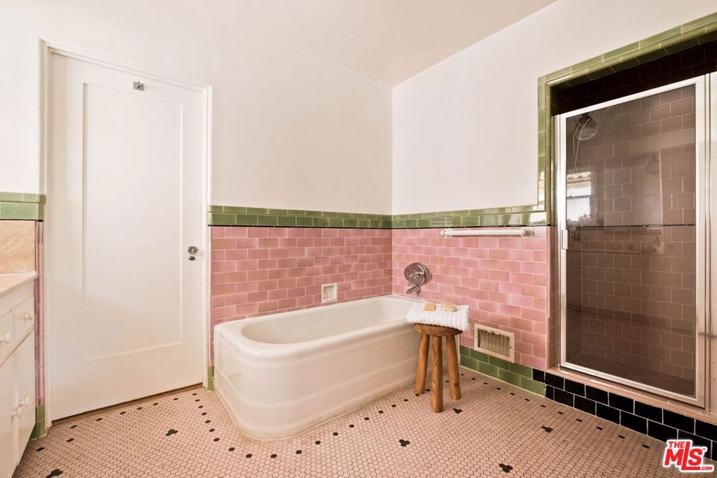 Image 32 of property listing at 132 N Orange Drive, Los Angeles, CA 90036