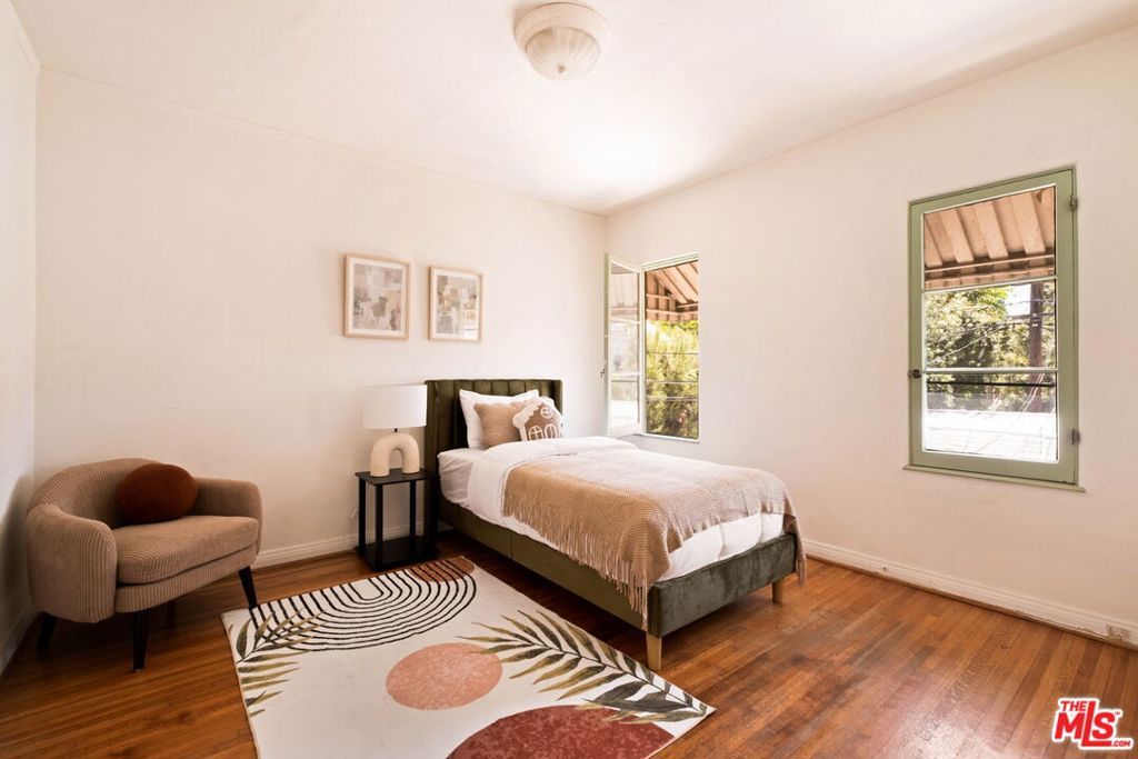 Image 33 of property listing at 132 N Orange Drive, Los Angeles, CA 90036