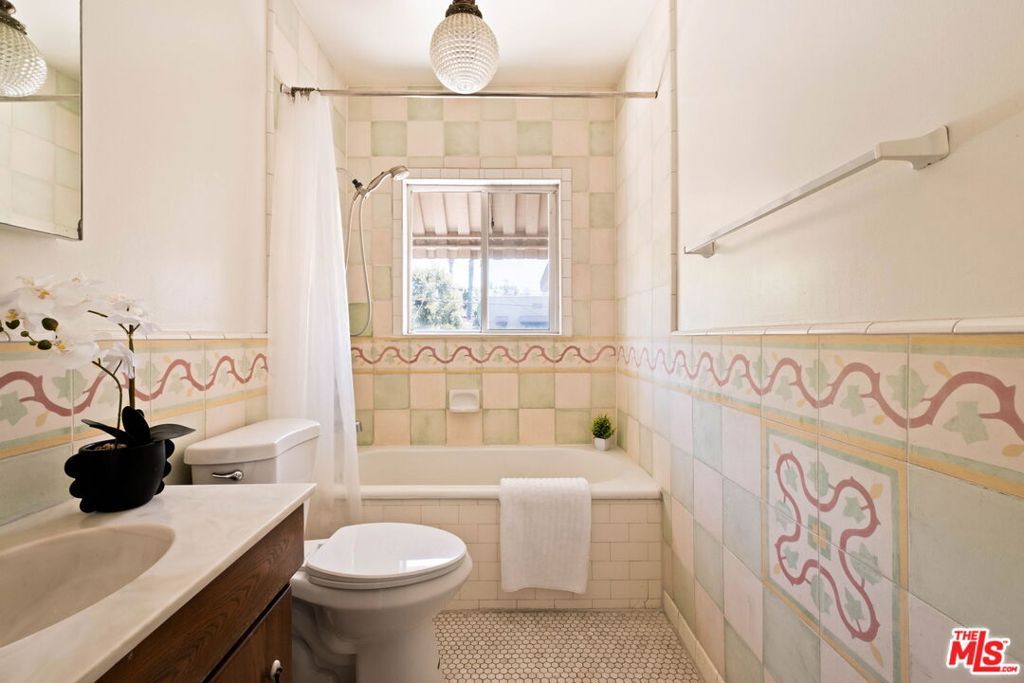Image 34 of property listing at 132 N Orange Drive, Los Angeles, CA 90036