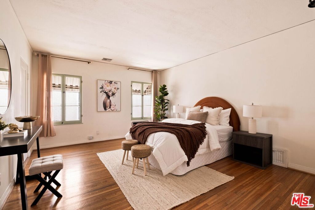 Image 35 of property listing at 132 N Orange Drive, Los Angeles, CA 90036