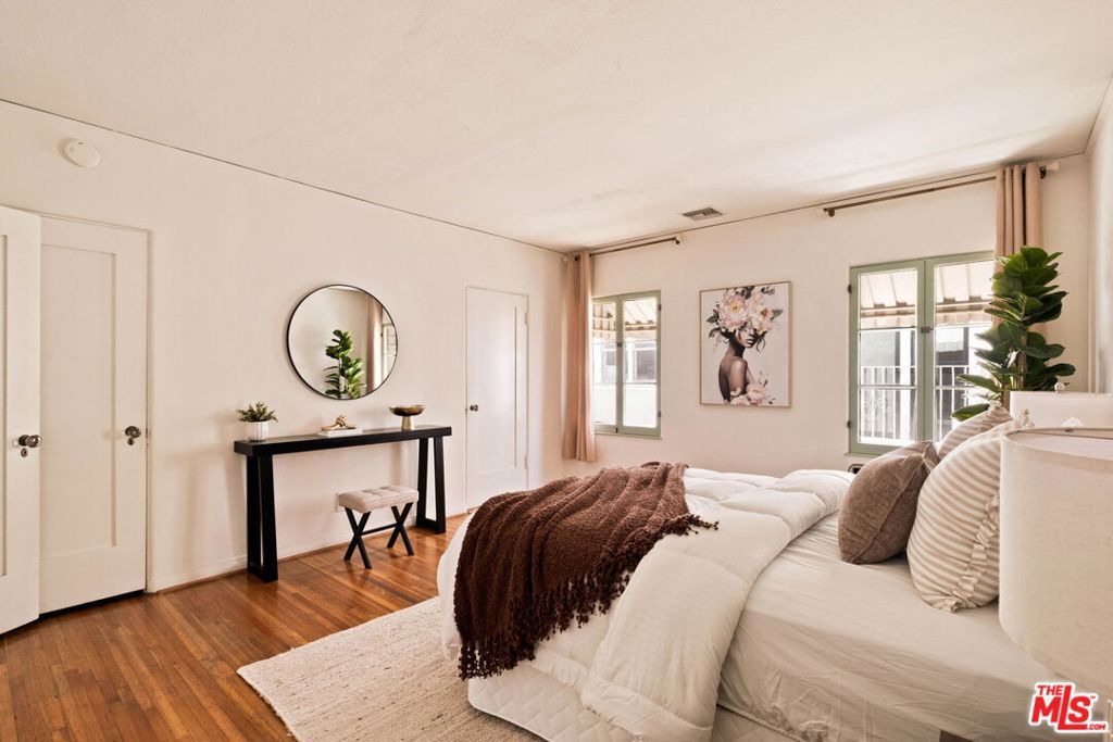 Image 36 of property listing at 132 N Orange Drive, Los Angeles, CA 90036