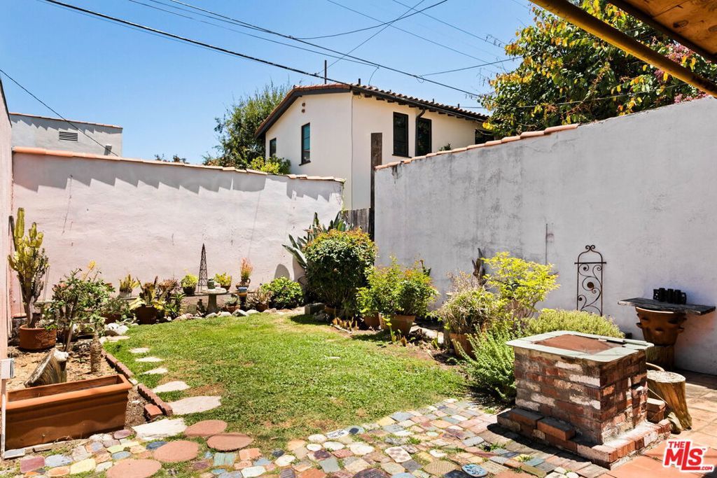 Image 39 of property listing at 132 N Orange Drive, Los Angeles, CA 90036