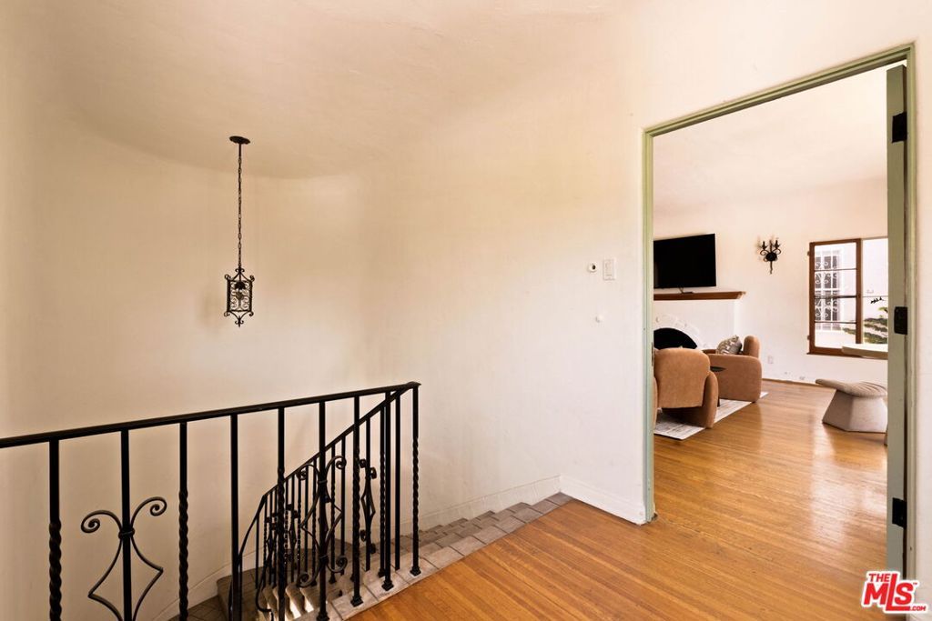 Image 4 of property listing at 132 N Orange Drive, Los Angeles, CA 90036