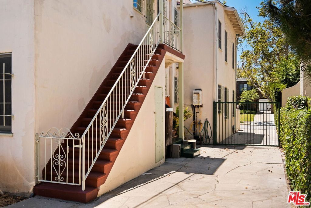 Image 40 of property listing at 132 N Orange Drive, Los Angeles, CA 90036