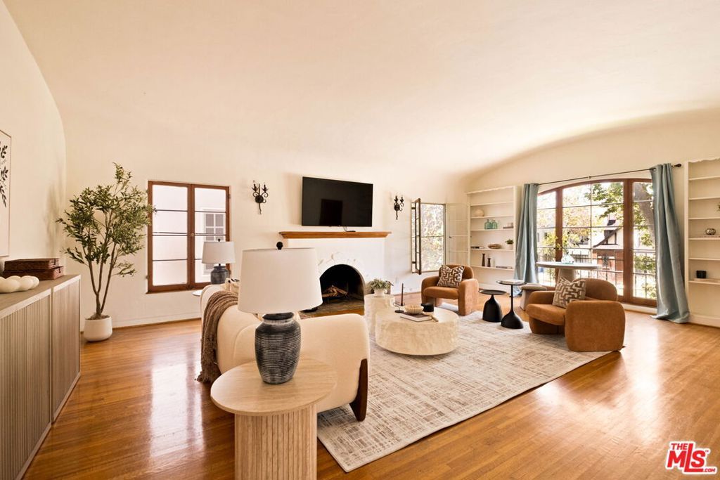 Image 5 of property listing at 132 N Orange Drive, Los Angeles, CA 90036