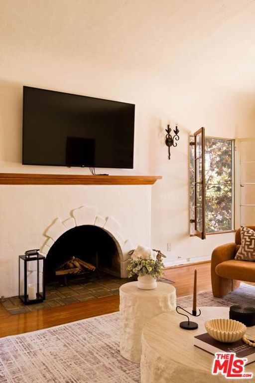 Image 6 of property listing at 132 N Orange Drive, Los Angeles, CA 90036