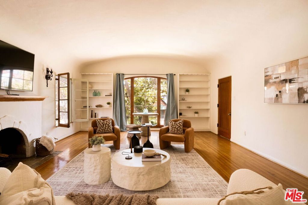 Image 7 of property listing at 132 N Orange Drive, Los Angeles, CA 90036