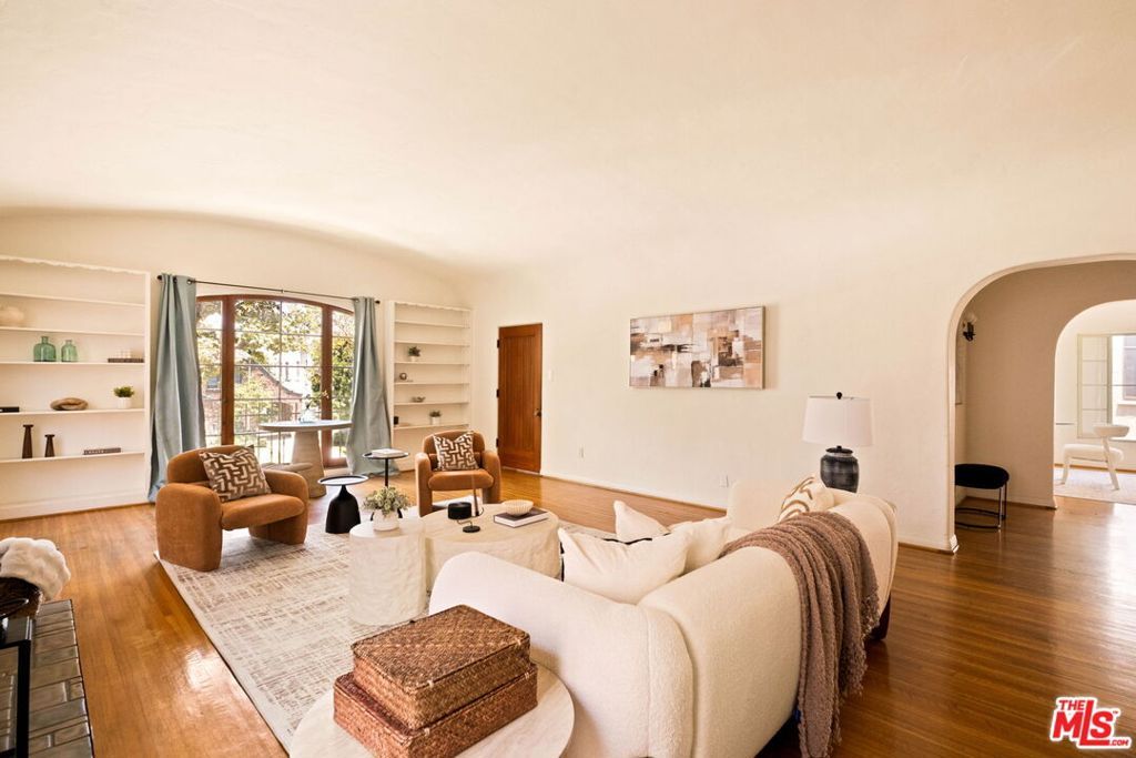 Image 8 of property listing at 132 N Orange Drive, Los Angeles, CA 90036