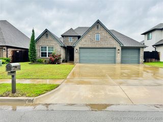 6612 S Indianwood Avenue, Broken Arrow, OK 74011