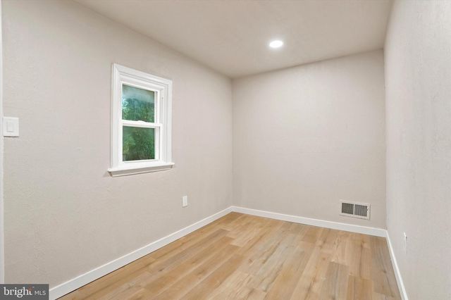 43 WAYNE AVE, Trenton, NJ 08618