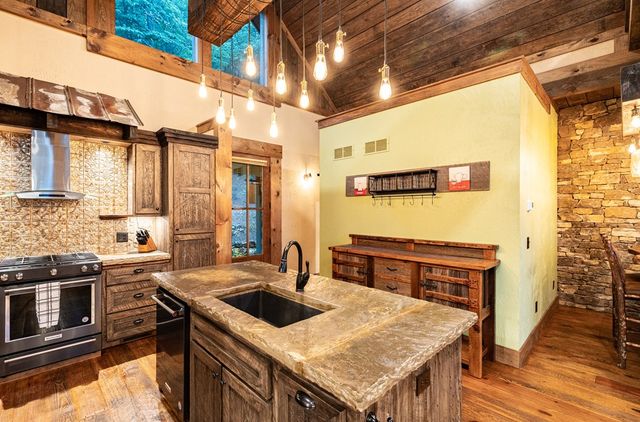 280 Pointe Of View, Blue Ridge, GA 30513