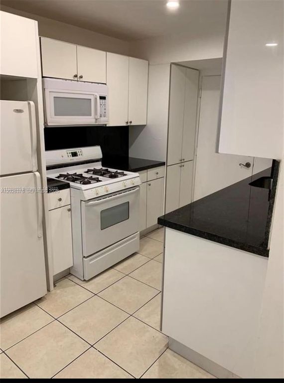 18101 NW 68th Ave D202, Hialeah, FL 33015