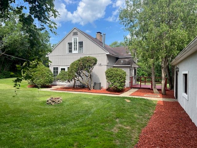 14935 W Old School Road 2, Libertyville, IL 60048