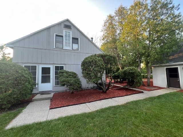 14935 W Old School Road 2, Libertyville, IL 60048