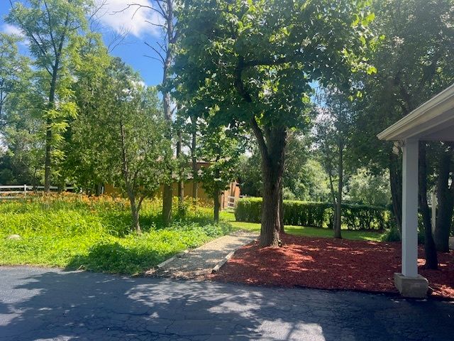 14935 W Old School Road 2, Libertyville, IL 60048