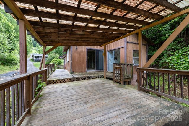 160 Colehearth Hollow Road, Bakersville, NC 28705