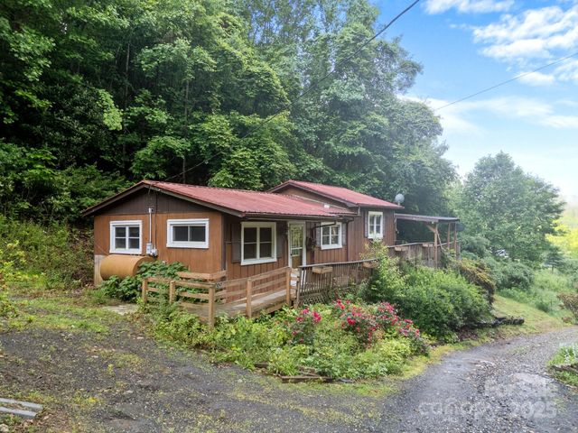 160 Colehearth Hollow Road, Bakersville, NC 28705