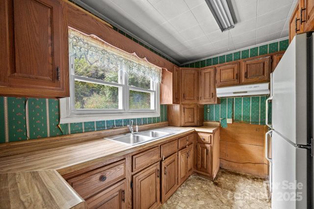 160 Colehearth Hollow Road, Bakersville, NC 28705