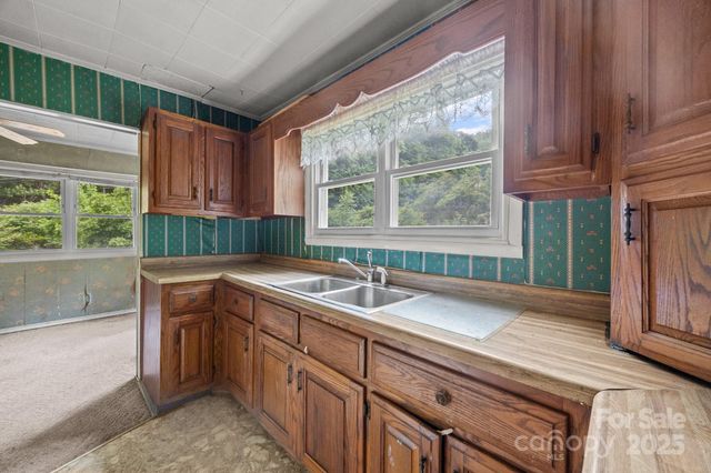 160 Colehearth Hollow Road, Bakersville, NC 28705